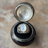 925 sterling silver ring with Mother of pearl Nacre Cabochon and filigree setting