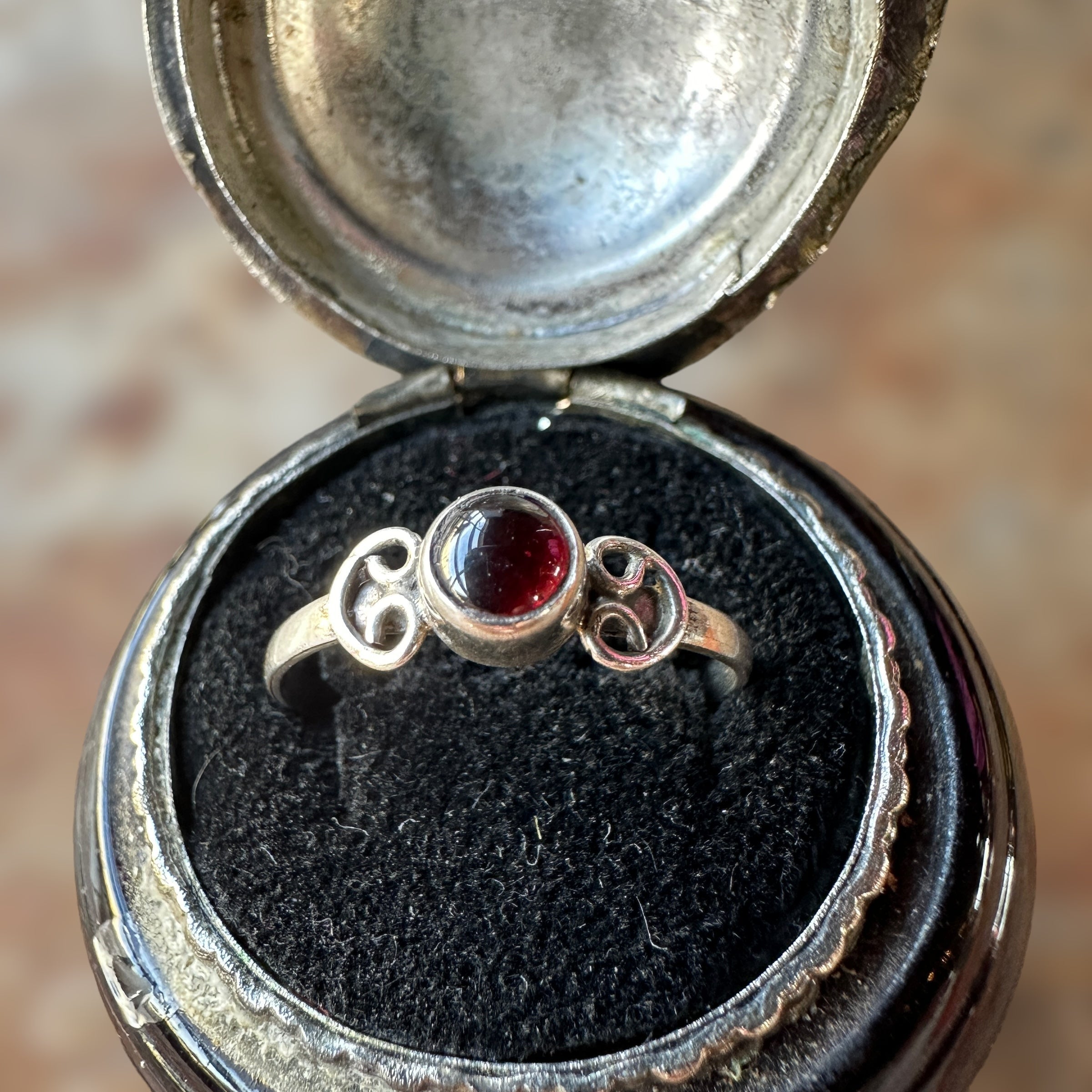 sterling silver 925 garnet cabochon ring with detail surrounding setting