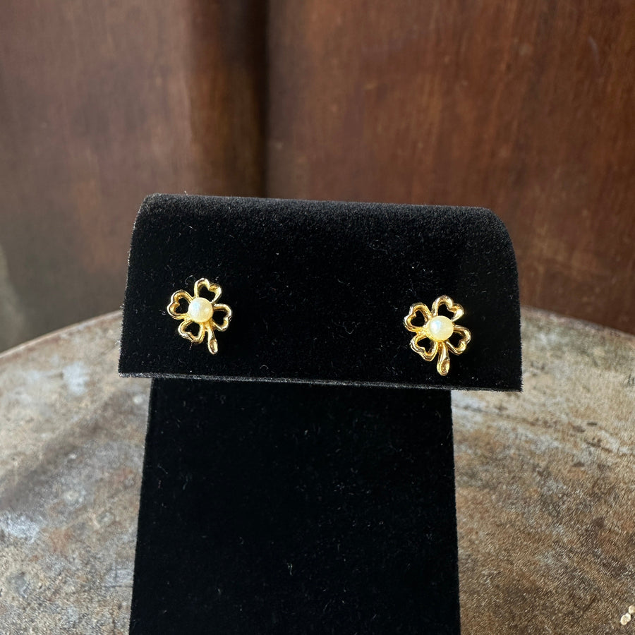 vintage four leaf clover gold-tone stud earrings with faux purl