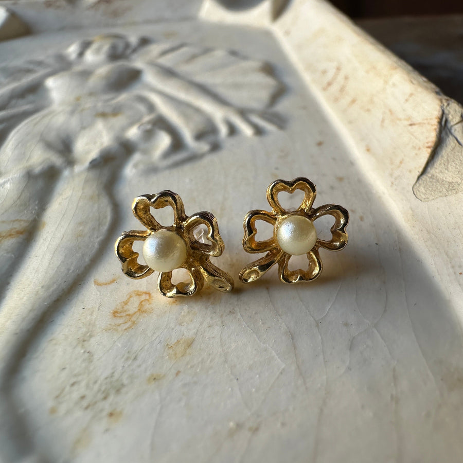 vintage four leaf clover gold-tone stud earrings with faux purl